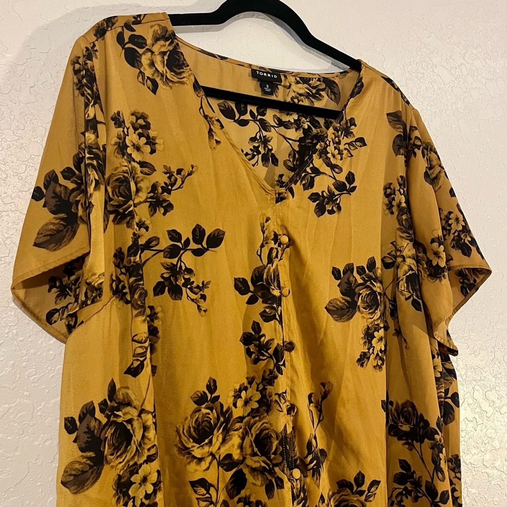 GU Torrid Black & Gold Floral Charmeuse, Faux Button Up Blouse; Size 3X!